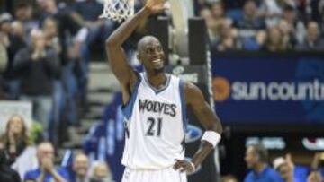 Kevin Garnett saluda a la afici&oacute;n de los Wolves durante el partido ante los Wizards.