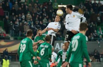 Los jugadores del Valencia Rodrigo y Rafael Mir saltan por el balón 
