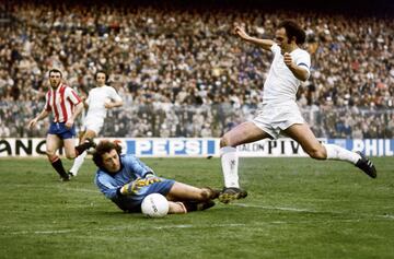 Pirri ante el portero del Sporting de Gijón, Castro, durante un partido en los 70.
 