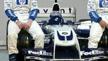 <B>EQUIPO WILLIAMS.</B>Ralf Schumacher y Juan Pablo Montoya posan sobre el nuevo BMW Williams FW26.