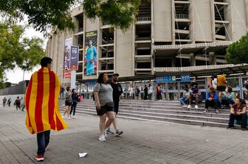 Ambiente en las puertas del estadio Camp Nou tras decretarse a puerta cerrada el partido entre el Barcelona y Las Palmas.