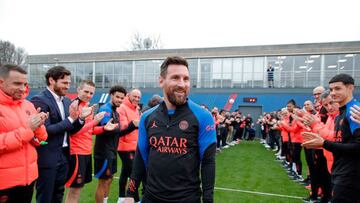 PARIS, FRANCE - JANUARY 04: Leo Messi is congratulated by teammates and staff as he returns to a Paris Saint-Germain training after his World Cup title on January 04, 2023 in Paris, France. (Photo by Paris Saint-Germain Football/PSG via Getty Images)