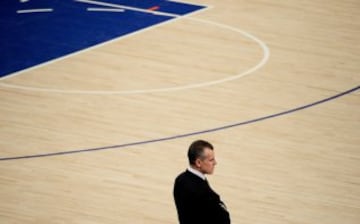 El entrenador de Thunder, Billy Donovan, observa el partido ante los Knicks.