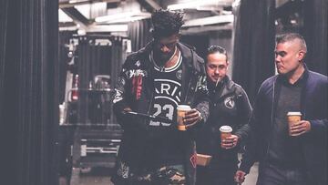 Jimmy Butler luce los colores del PSG en su arribo a Toronto