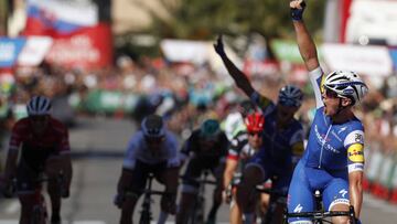 GRA294. NARBONNE (FRANCIA), 20/08/2017.- El ciclista belga del equipo Quick Step, Yves Lampaert (d), se proclama vencedor de la segunda etapa y nuevo maillot rojo de líder de la Vuelta Ciclista a España, etapa con salida en Nimes y llegada en Narbone, con un recorrido de 204,7 kilómetros. EFE/Javier Lizón