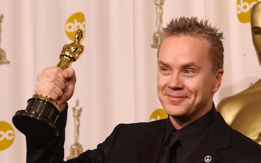 El ganador de un Oscar a mejor actor de reparto por ‘Mystic River’ ha dirigido varias películas y series, pero, la más relevante de todas fue ‘Pena de muerte’, un drama basado en hechos reales y protagonizado por Susan Sarandon y Sean Penn sobre un hombre condenado a muerte por el asesinato de dos adolescentes. Esta película dirigida por Robbins fue candidata a cuatro premios Oscar. Como actor, además de Mystic River, el estadounidense ha tenido grandes papeles en cintas como ‘Cadena perpetua’  o ‘La escalera de Jacob’.