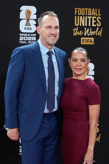Mark Schwarzer, exfutbolista australiano, junto a su esposa, Paloma Schwarzer.