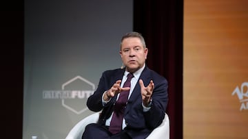 El presidente de la Junta de Castilla-La Mancha, Emiliano García-Page, interviene durante el foro Metafuturo 2025, en el Ateneo de Madrid, a 20 de noviembre de 2025, en Madrid (España). El foro, organizado por Atresmedia, reúne a todo tipo de personalidades del ámbito social y político para debatir sobre temas como la Inteligencia Artificial, la digitalización, la libertad de expresión, la geopolítica, la transición energética, las migraciones, el papel de la mujer en la sociedad y el impacto de las pantallas, entre otros. Por primera vez el foro, que arrancaba el lunes 17 de noviembre en Madrid, se clausurará el 21 de noviembre en Barcelona.
20 NOVIEMBRE 2025;CUARTA JORNADA;FORO METAFUTURO;MADRID;BOLAÑOS;PAGE
Alejandro Martínez Vélez / Europa Press
20/11/2025