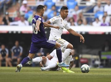 El jugador del Real Madrid, Casemiro, se lleva el balón ante el jugador del Real Valladolid, Plano. 