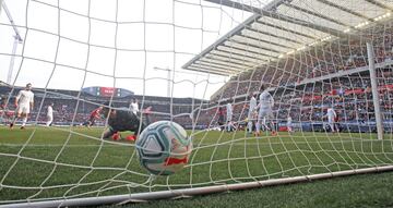 El jugador del Osasuna, Unai García, marca el 1-0 al Real Madrid.