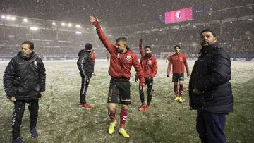 Los jugadores de Osasuna se despiden del p&uacute;blico tras la suspensi&oacute;n del partido ante el N&aacute;stic.