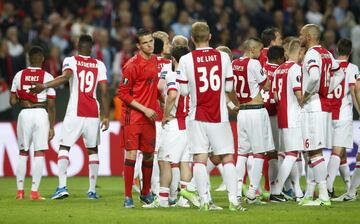 Los jugadores del Ajax desolados tras la derrota.