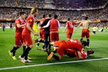 3-1. Mbia celebra el gol que da el pase al Sevilla para la final.