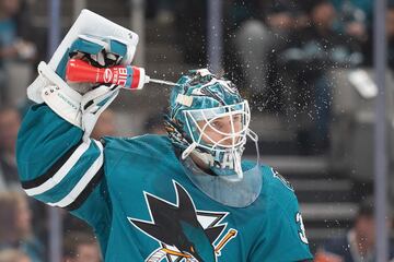 San José Sharks y Edmonton Oilers se enfrentaron en el Centro SAP de San José (California), en partido
correspondiente a la NHL, con un claro triunfo para los visitantes (1-7). Un auténtico dolor de cabeza para el portero local Kaapo Kahkonen, quién rocía agua sobre su casco durante un momento del primer período del partido.