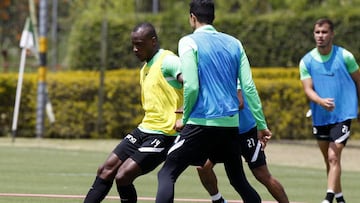 Baldomero Perlaza, volante de Atlético Nacional, volvió a prácticas luego de su fuerte lesión que sufrió en el tobillo en noviembre de 2021 en Copa BetPlay