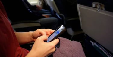 Usar el móvil en un avión tiene pena de cárcel, es la ley