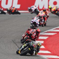 Hachazo de Martín a Bagnaia en el triunfo de Bezzecchi