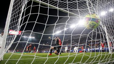 0-1. Federico Valverde bate a Sergio Herrera con un tiro al palo izquierdo del portero rojillo.