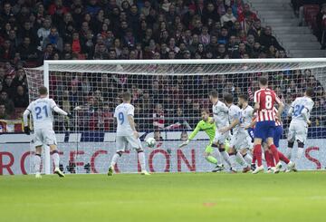 El jugador del Atlético de Madrid, Felipe, marca el 2-1 al Levante. 