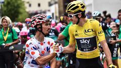 Julian Alaphilippe y Geraint Thomas se dan la mano.