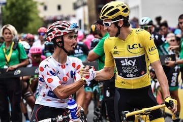 Julian Alaphilippe y  Geraint Thomas se dan la mano.