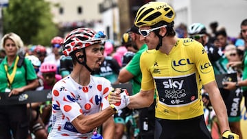 Julian Alaphilippe y Geraint Thomas se dan la mano.