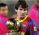 Messi enseña el Balón de Oro al Camp Nou
