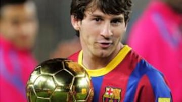 Messi enseña el Balón de Oro al Camp Nou