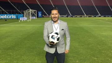 Carlos C&oacute;rdova sostiene un bal&oacute;n de la Liga MX