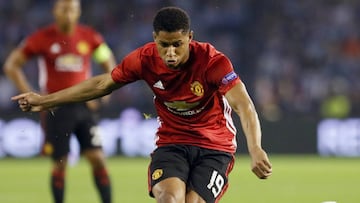 GRA605. VIGO, 04/05/2017.- El delantero del Manchester United Marcus Rashford lanza la falta para marcar ante el Celta, durante el partido de ida de semifinales de la Liga Europa que disputan esta noche en el estadio de Bala&iacute;dos, en Vigo. EFE/Lavan