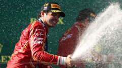 Carlos Sainz celebra su victoria en el GP de Australia.