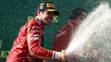 Carlos Sainz celebra su victoria en el GP de Australia.