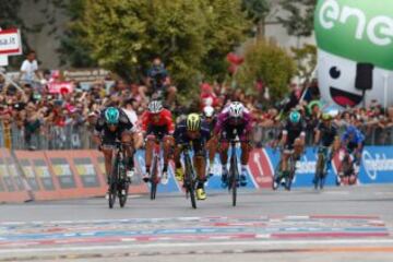 Caleb Ewan gana por media rueda a Fernando Gaviria en la meta de Alberobello.