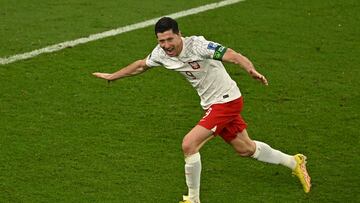 El delantero polaco Robert Lewandowski marcó su primer gol en un Mundial y con ello iguala en 77 goles internacionales al brasileño Pelé.