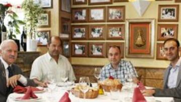 <b>EN CASA JUAN. </b>Jesús Carballo, Enrique Ojeda, Álvaro Montesinos, Jesús Mínguez y Juan Antonio Gutiérre charlaron sobre gimnasia.