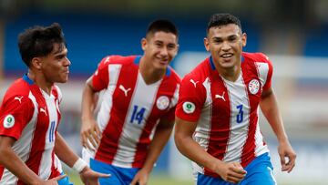 AMDEP331. CALI (COLOMBIA), 21/01/2023.- Alexis Flores (d) de Paraguay celebra un gol hoy, en un partido de la fase de grupos del Campeonato Sudamericano Sub'20 entre las selecciones de Paraguay y Argentina en el estadio Pascual Guerrero en Cali (Colombia). EFE/ Ernesto Guzmán Jr.
