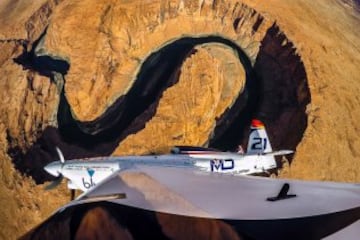 El campeón del mundo Matthias Dolderer sobrevuela el Gran Cañón en una de las pruebas del Campeonato del Mundo de Red Bull entre Indianápolis y Las Vegas.