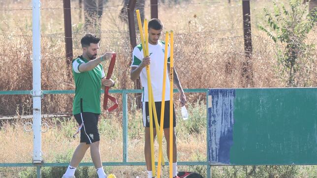 Álex López, la nota positiva en las interrogantes defensivas