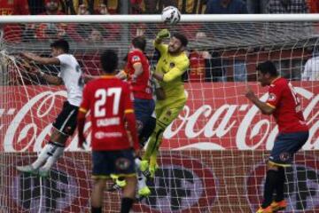 El esfuerzo de Paulo Garcés por despejar ante la arremetida del ataque de Unión Española.