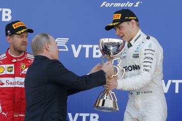 Valtteri Bottas es, a día de hoy, uno de los pilotos más discutidos en la competición desde la exhibición de George Russell al volante del W11 en el GP de Sakhir 2020. Bottas en ningún momento ha plantado batalla a Lewis Hamilton como lo demuestran las escasas nueve victorias que ha conseguido Bottas en 79 citas. La primera, en el GP de Rusia 2017.