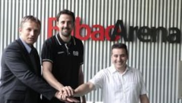 El nuevo jugador del Bilbao Basket Germ&aacute;n Gabriel junto al nuevo entrenador Rafa Pueyo y el presidente del club bilba&iacute;no Pedja Savovic.