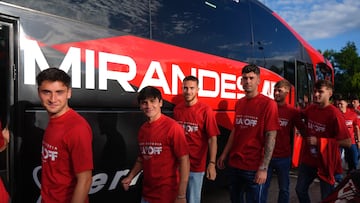 Varios jugadores del Mirandés antes de subirse al autobús que les llevó a la celebración por el playoff.
