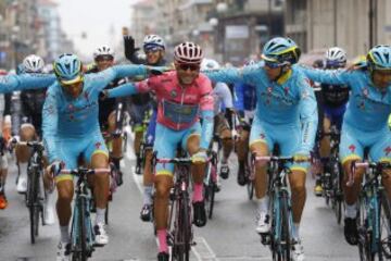 Vincenzo Nibali arropado por sus compañeros en la última etapa del Giro 2016.