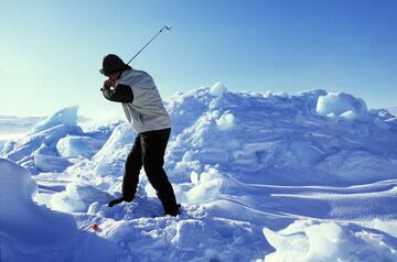 Este curioso campo de hielo está ubicado en la isla de Uummannaq, en Groelandia. Acoge el Campeonato Mundial de Golf sobre hielo desde 1999. Este torneo dura dos días y los participantes deben aclimatarse a las bajas temperaturas antes de la competición. Obviamente, la pelota no es blanca, sino roja. 


 