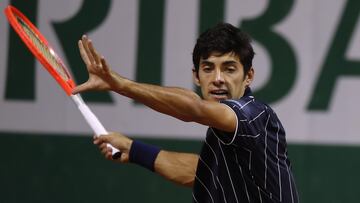 Paris (France), 23/05/2022.- Cristian Garin of Chile plays Tommy Paul of the USA in their menís first round match during the French Open tennis tournament at Roland ?Garros in Paris, France, 23 May 2022. (Tenis, Abierto, Abierto, Francia, Estados Unidos) EFE/EPA/MOHAMMED BADRA