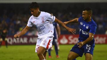 Andrés Roa ante la marca de un rival en el partido entre Emelec y Huracán Por Copa Libertadores.