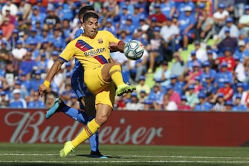 Es un pase -o patadón- de Ter Stegen casi desde su propia área que pasa por encima de la defensa y llega a Luis Suárez. El delantero corre, ve adelantado a Soria y define de primeras picándola sobre el portero. Es una barbaridad el pase de Ter Stegen, que