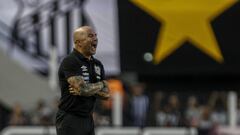 Sampaoli, dirigiendo al Santos. 