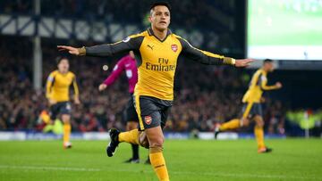LIVERPOOL, ENGLAND - DECEMBER 13:  Alexis Sanchez of Arsenal celebrates after scoring the opening goal during the Premier League match between Everton and Arsenal at Goodison Park on December 13, 2016 in Liverpool, England.  (Photo by Alex Livesey/Getty Images)