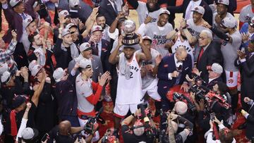 Kawhi Leonard, rodeado de sus compa&ntilde;eros, levanta el trofeo de campe&oacute;n de la Conferencia Este.